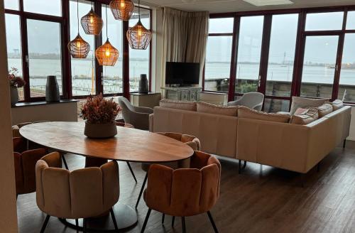 Penthouse with Private Rooftop Jacuzzi, Sauna and panorama lake view Penthouse with Private Rooftop Jacuzzi, Sauna and panorama lake view