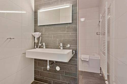 Penthouse with Private Rooftop Jacuzzi, Sauna and panorama lake view Penthouse with Private Rooftop Jacuzzi, Sauna and panorama lake view