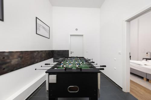 2BR Modern Apt Maybachufer Tischkicker, Berlin