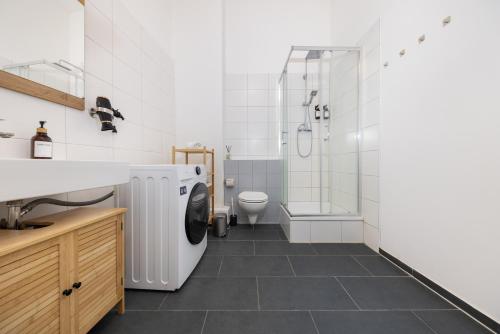 2BR Modern Apt Maybachufer Tischkicker, Berlin (photo 3)
