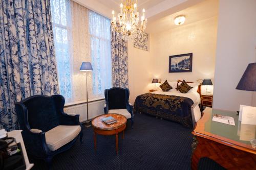 Classic Double or Twin Room with Canal View image 6