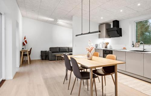 cuina, 2 Bedroom Pet Friendly Home In Vemb in Vemb