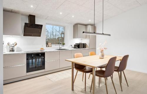 cuina, 2 Bedroom Pet Friendly Home In Vemb in Vemb