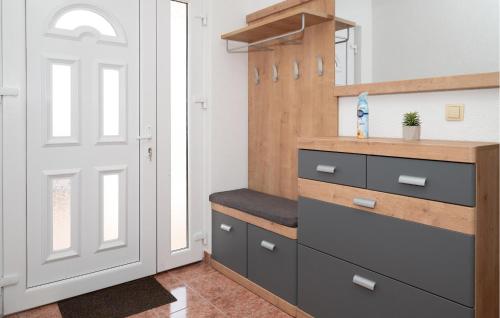 Фасада на хотела, 5 Bedroom Amazing Home In Bogatic in Bogatić