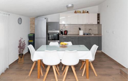 кухня, 5 Bedroom Amazing Home In Bogatic in Bogatić