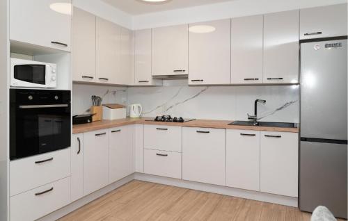кухня, 5 Bedroom Amazing Home In Bogatic in Bogatić