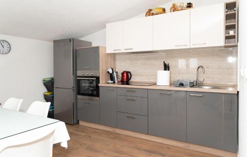 кухня, 5 Bedroom Amazing Home In Bogatic in Bogatić