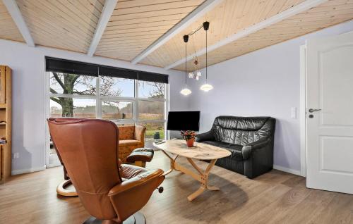 2 Bedroom Beautiful Home In Hovborg in 霍堡