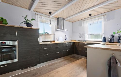 廚房, 2 Bedroom Beautiful Home In Hovborg in 霍堡