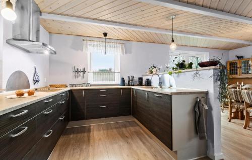 廚房, 2 Bedroom Beautiful Home In Hovborg in 霍堡