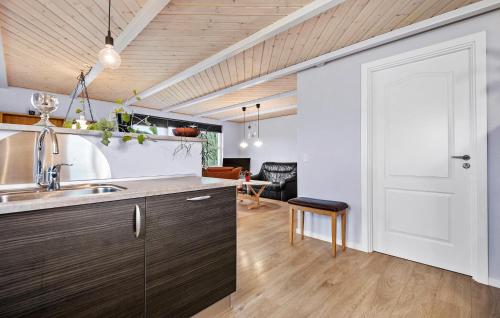 廚房, 2 Bedroom Beautiful Home In Hovborg in 霍堡