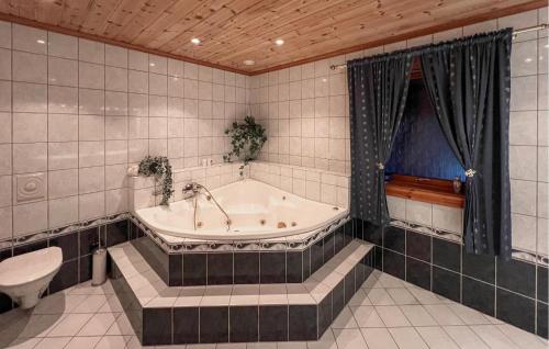 Fürdőszoba, Gorgeous Home In Vanse With Sauna in Borhaug