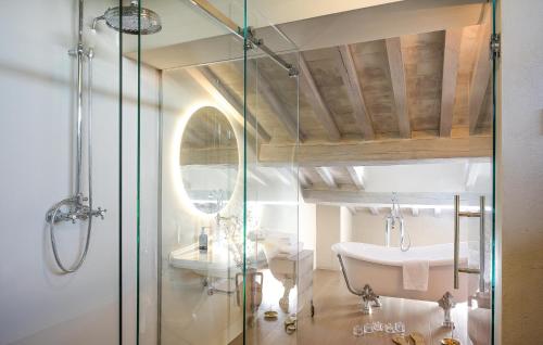 حمام, Cozy Home In Cortoreggio- Ar With Sauna in Cortoreggio