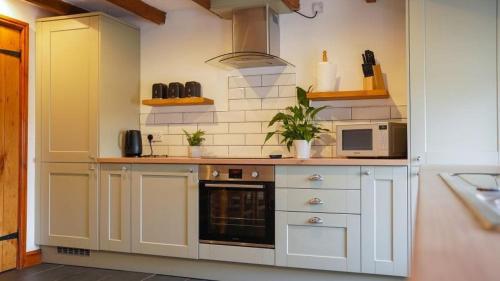 virtuve, Charming 3-Bed Cottage in Rural Wales in Pontardawe