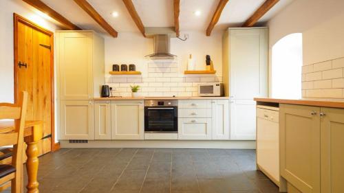 virtuve, Charming 3-Bed Cottage in Rural Wales in Pontardawe
