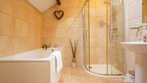 Vannas istaba, Charming 3-Bed Cottage in Rural Wales in Pontardawe