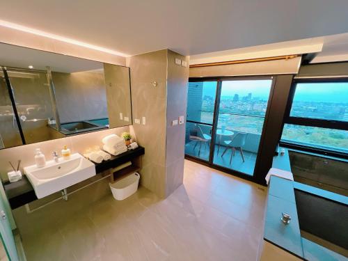 漫遊文旅溫泉宅ㄧ山海景觀陽台房ㄧ晚進晚退ㄧ晚上7點入住-21小時睡飽飽方案 漫遊文旅溫泉宅ㄧ山海景觀陽台房ㄧ晚進晚退ㄧ晚上7點入住-21小時睡飽飽方案