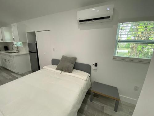 Newly renovated studio close to the beach in Hollywood, USA