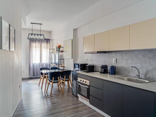 Central Hideaway Near Ermou Street Perfect For Groups And Families - image 8