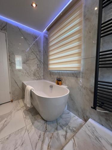 The Place- King Beds~ensuite~airport~ Free Parking - Cheshire