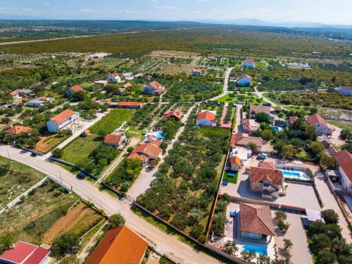 MY DALMATIA - Holiday home Nadalina with private pool and jacuzzi in Čista Velika