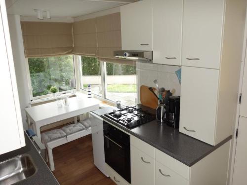 keuken, Bungalow in Sint Maartenszee near beach in Sint Maartensvlotbrug