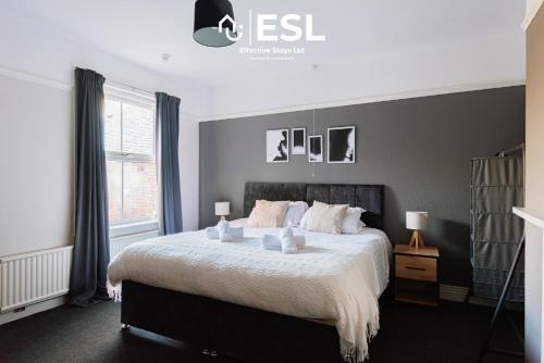 Large 5 Bedroom Victorian House - Drive Way Parking gîte à louer Stafford