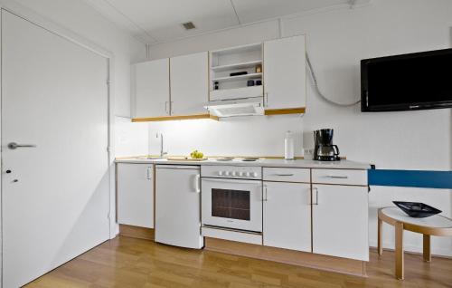 Kitchen, 1 Bedroom Cozy Apartment In Nexø in Snogebaek