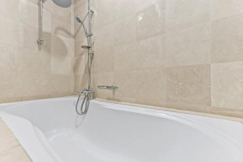 Luxury 6BR JBR Penthouse Panoramic Sea Views, Steps to Marina Beach & The Walk, Dubaï (photo 7)