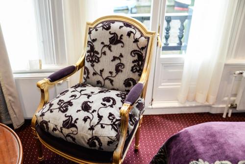 Classic Double or Twin Room with Canal View image 5