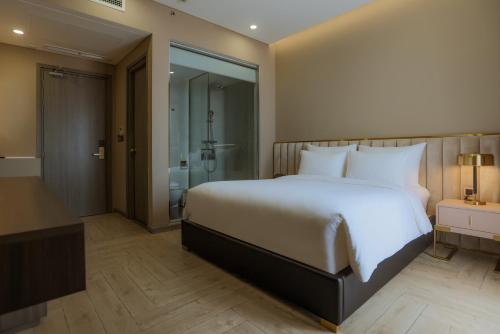 Standard Queen Room image 7