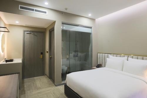 Standard Queen Room image 6