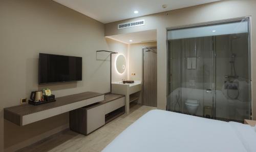 Standard Queen Room image 5