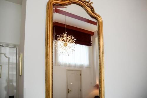 Ambassade Hotel - image 13
