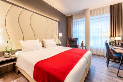 Comfort Double Room with 2 Single Beds image 4