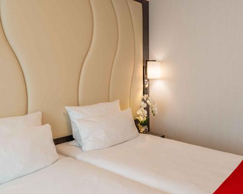 Triple Room with 3 Single Beds image 4