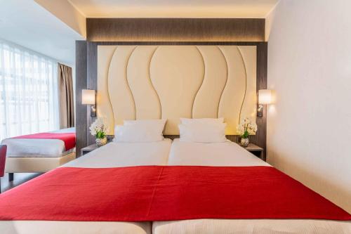 Triple Room with 3 Single Beds image 5
