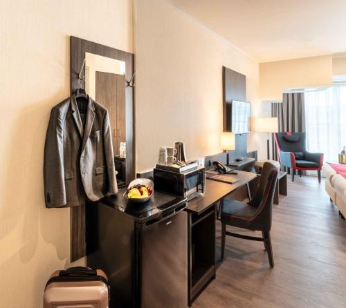 Triple Room with 3 Single Beds image 3