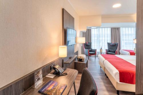 Triple Room with 3 Single Beds image 9