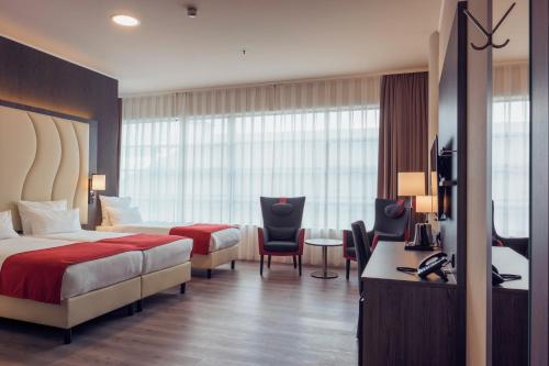 Triple Room with 3 Single Beds image 1