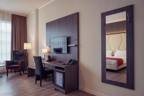 Triple Room with 3 Single Beds image 2