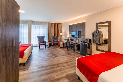 Quadruple Room with 4 Single Beds image 5