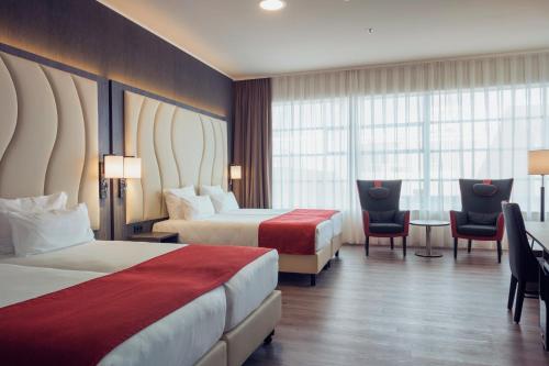 Quadruple Room with 4 Single Beds image 4