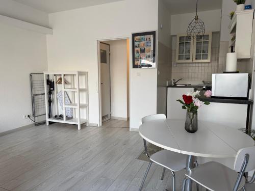 Lovely condo next to European Area, Брюссель