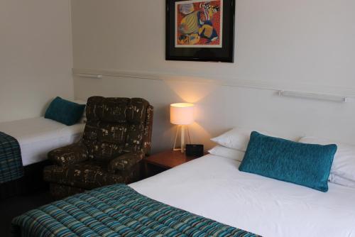1 double bed, 1 twin bed