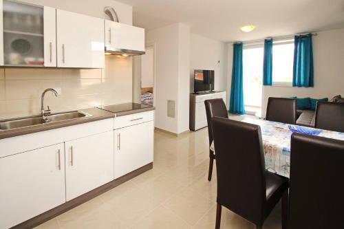 2 bedrooms, 3 beds