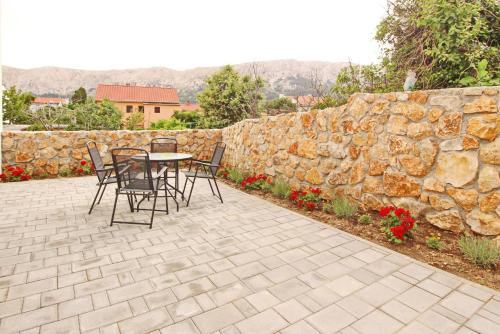 2 bedrooms, 3 beds