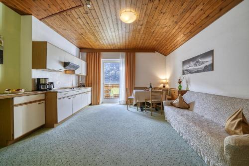 1 queen bed, 1 sofa bed