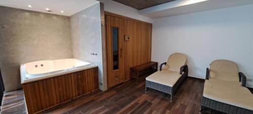 One-Bedroom Apartment image 4