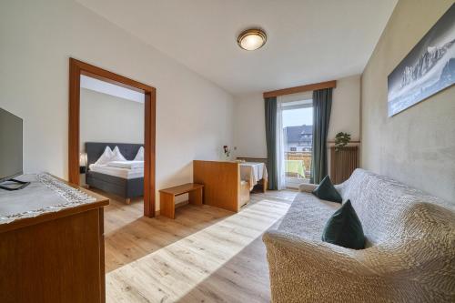 1 queen bed, 1 sofa bed